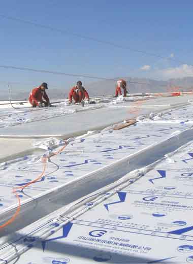 Workers installing 16mm polycarbonate anti-fog anti-drip panels at Lhasa Sun City project